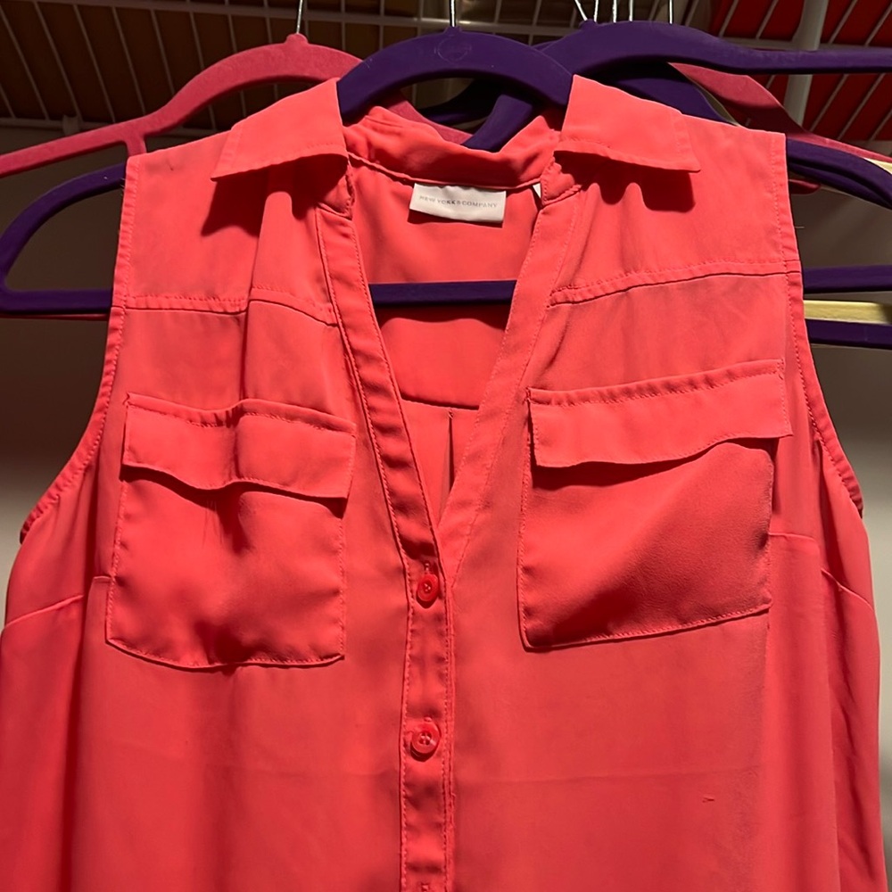 Sleeveless collard button down